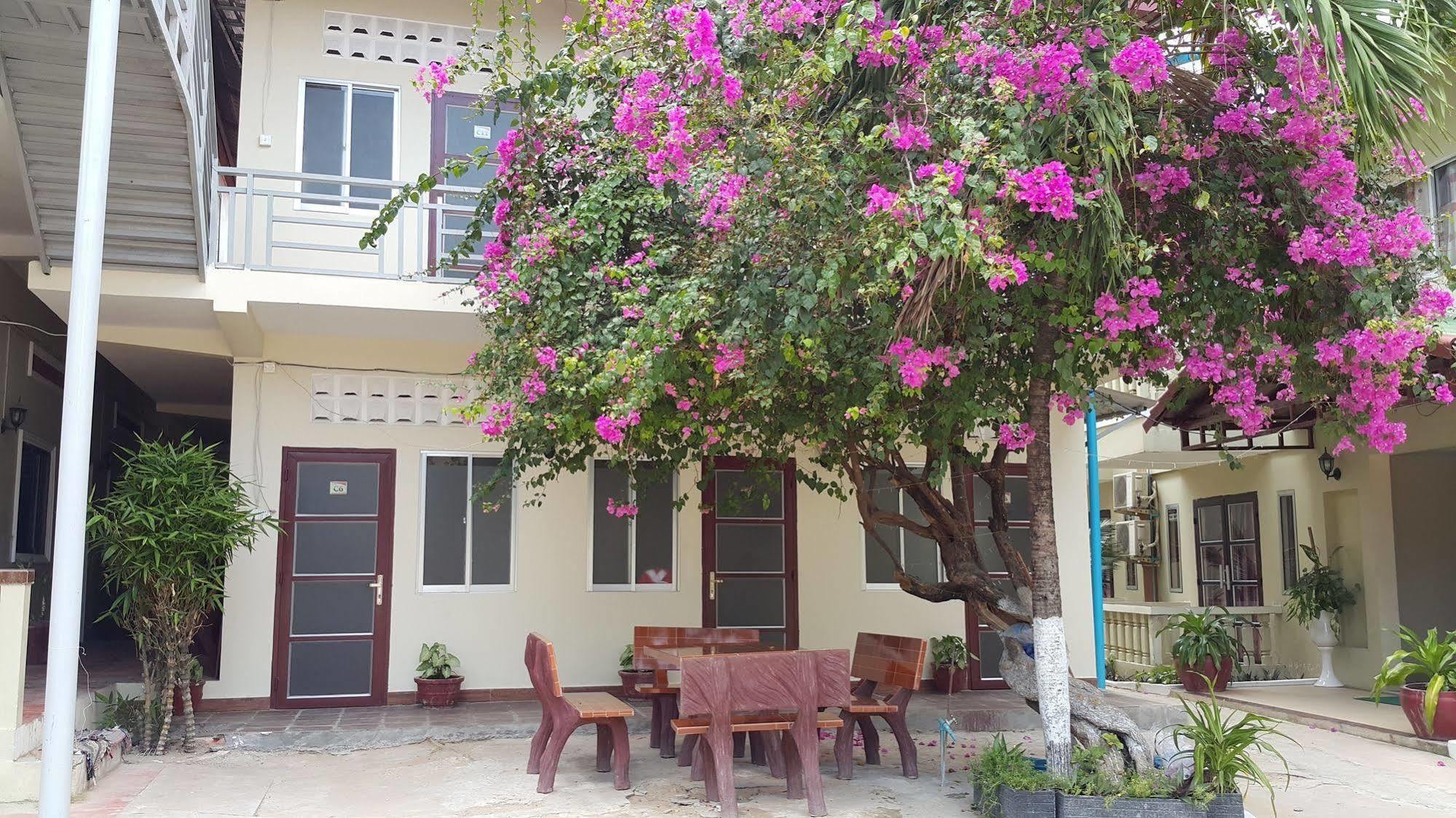 Sakal Guesthouse Restaurant & Bar Sihanoukville Extérieur photo